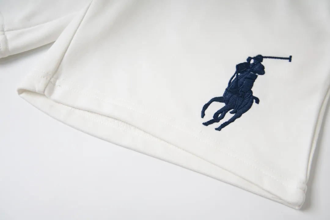 P140 Model No. 836 Ralph Lauren/Ralph Lauren Basic pony embroidered logo shorts for men and women. Pure cotton fabric. Easier to wear, more comfortable and less bulky than ordinary fabrics. Customized thread weaving and dyeing. Classic pony embroidery logo. Collar cross-threading details. Three-needle and five-thread workmanship throughout the body. Complete accessories. How to wear any trendy style. Easy to control. Match at will. Full of design, simple and must-have style! Color: Black White Navy Gray Size: S-XL